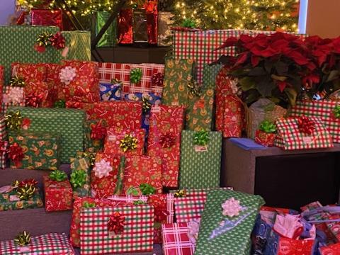 Outreaches Make Holidays Bright for Houston Families!